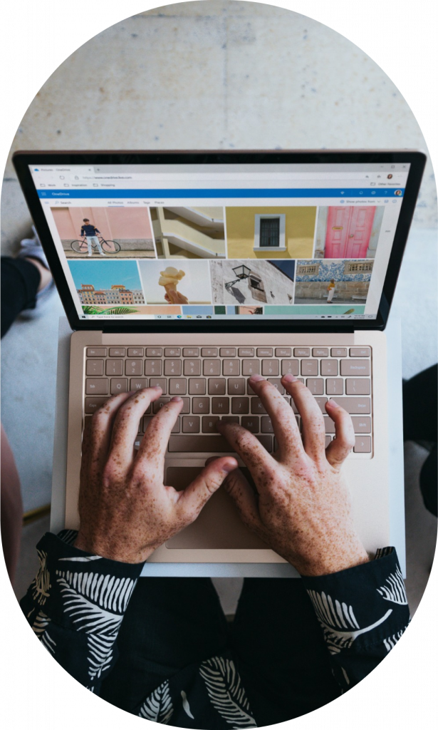 Zdjęcie dłoni piszących na klawiaturze laptopa