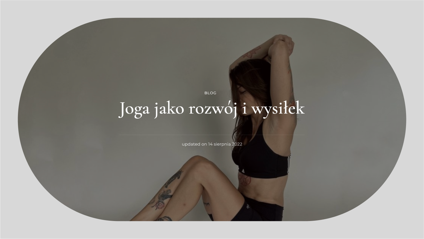Zdjęcie kobiety  uprawiającej jogę wraz z napisem "Joga jako rozwój i wysiłek"