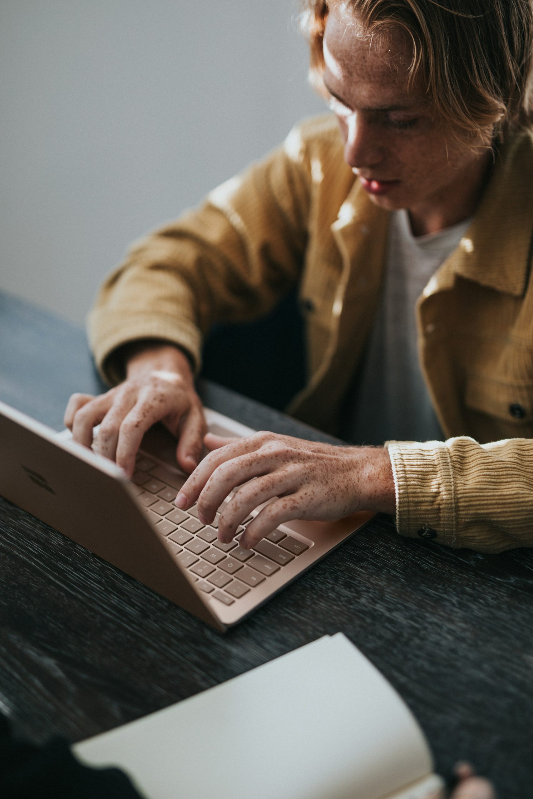 Mężczyzna piszący na komputerze