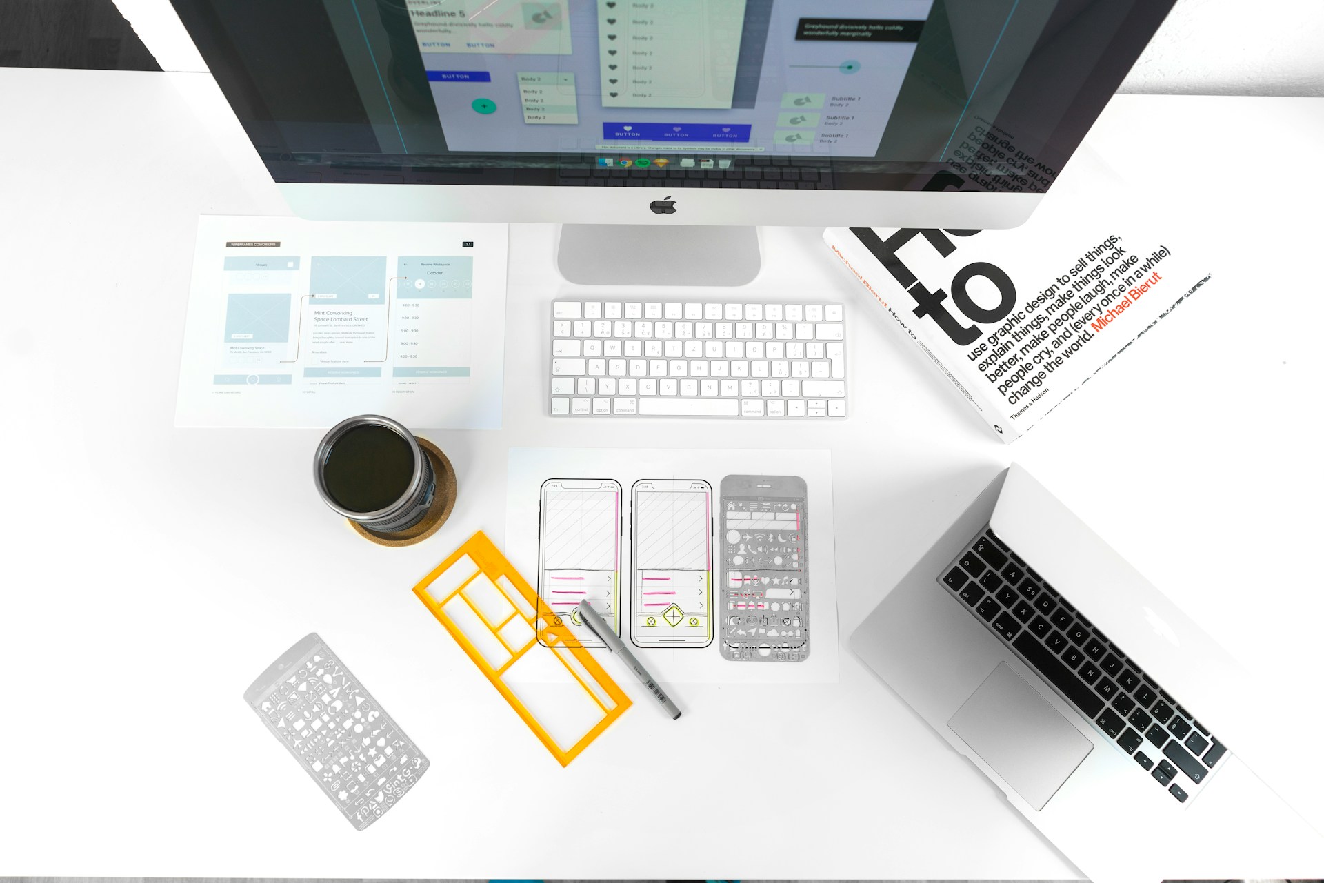 Zdjęcie biurka z ułożonymi narzędziami do projektowania UX/UI