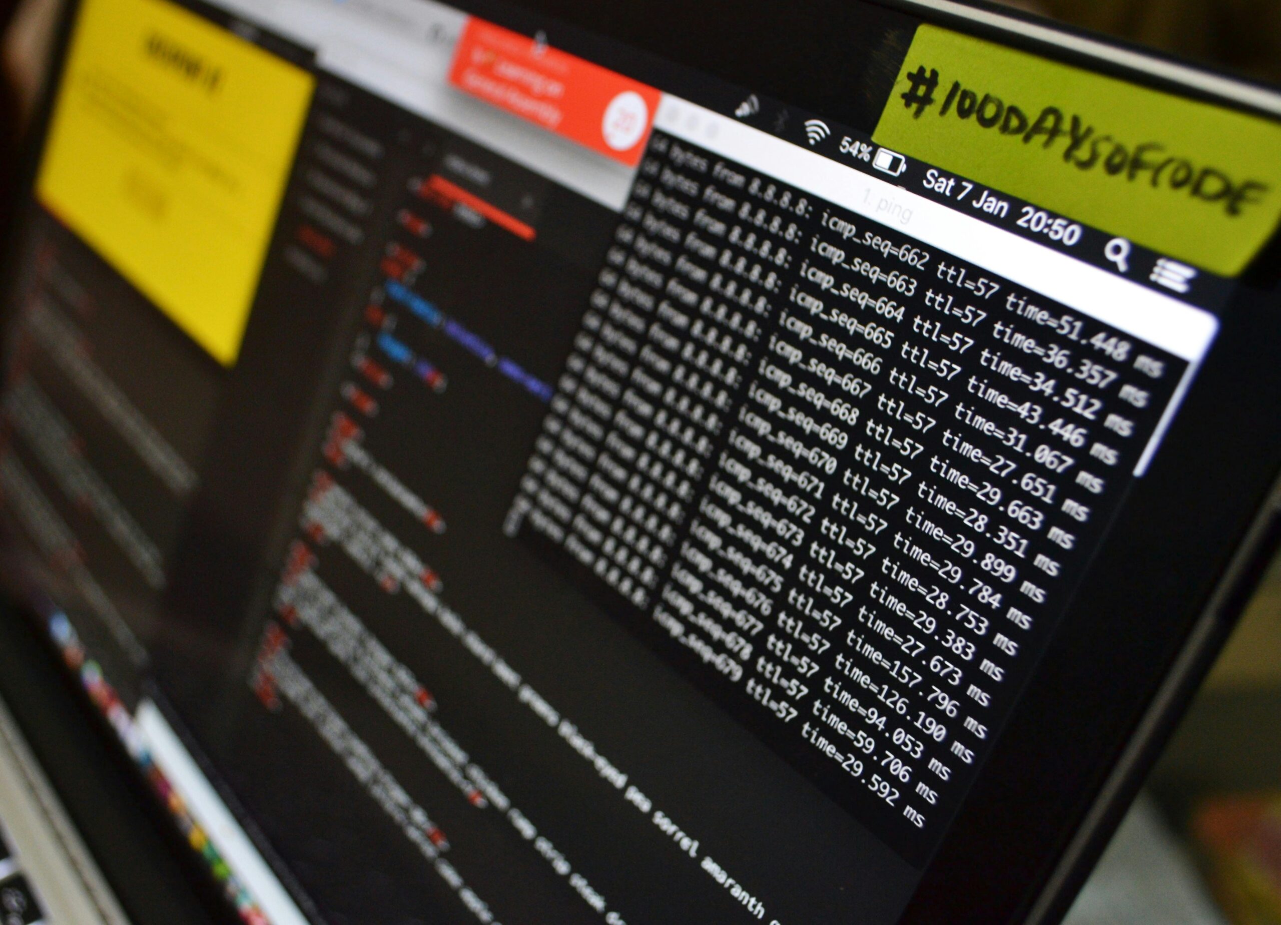 ekran laptopa, na którym widać konsolę oraz kod programistyczny