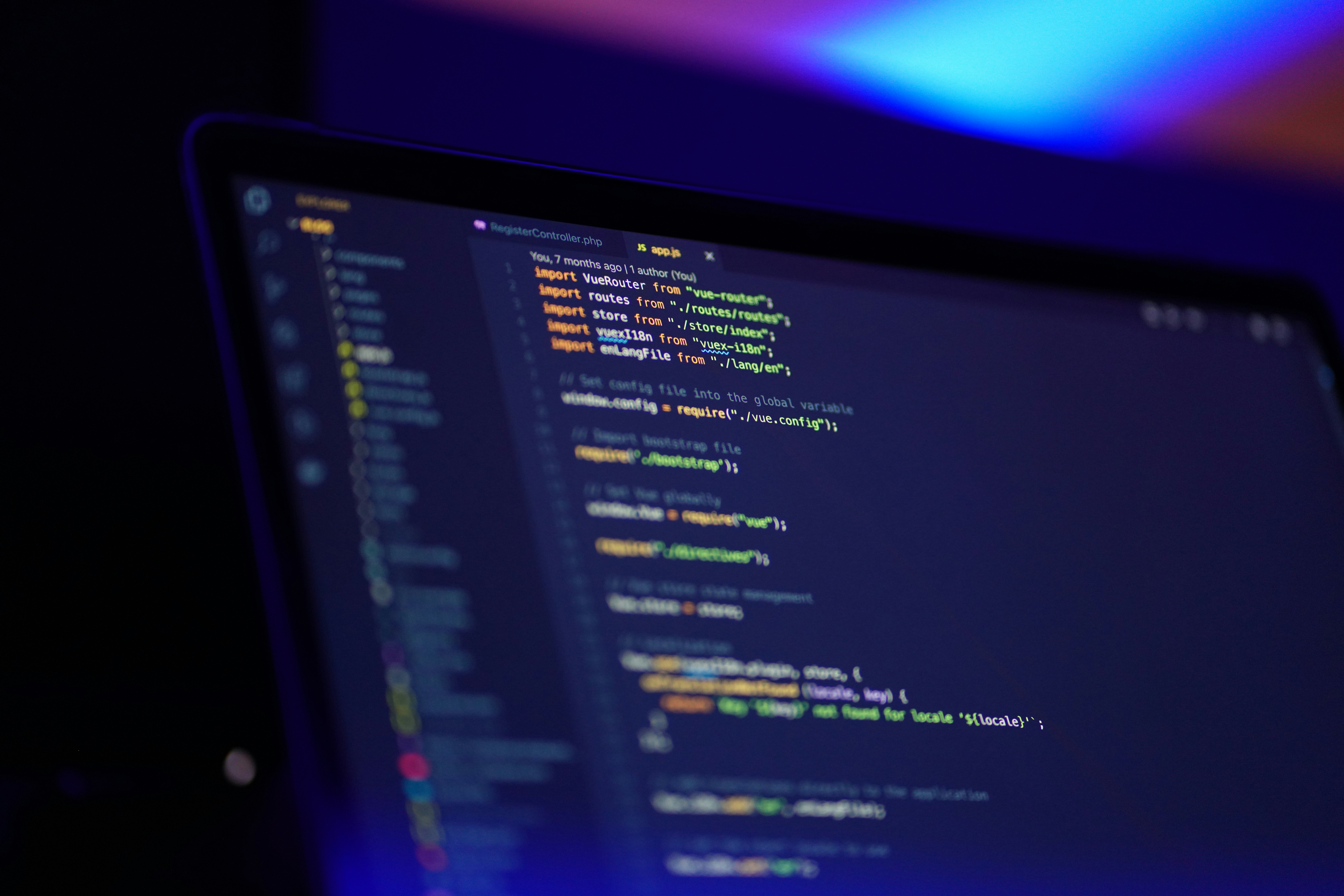 ekran laptopa, na którym widać kod programistyczny