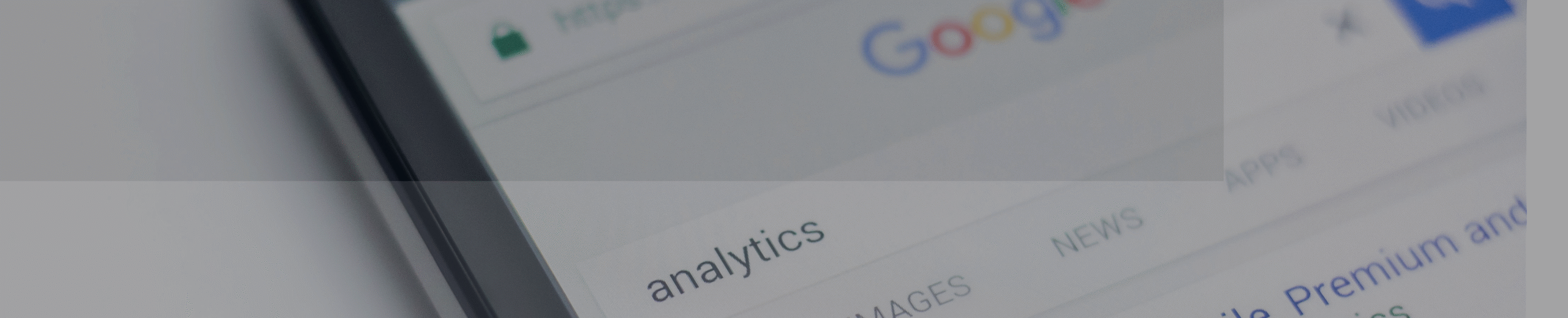 Baner przedstawiający telefon z uruchomionym Google Analytics.