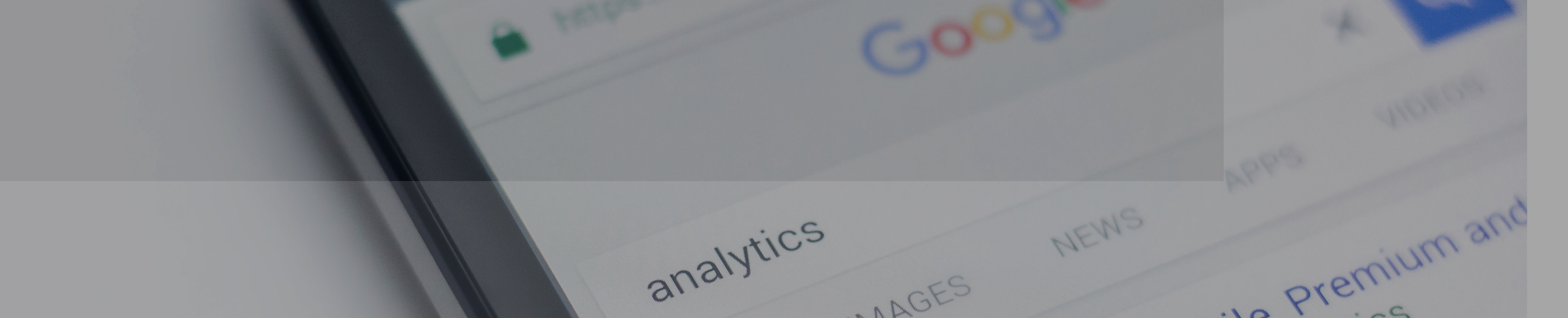 Baner przedstawiający telefon z uruchomionym Google Analytics. 