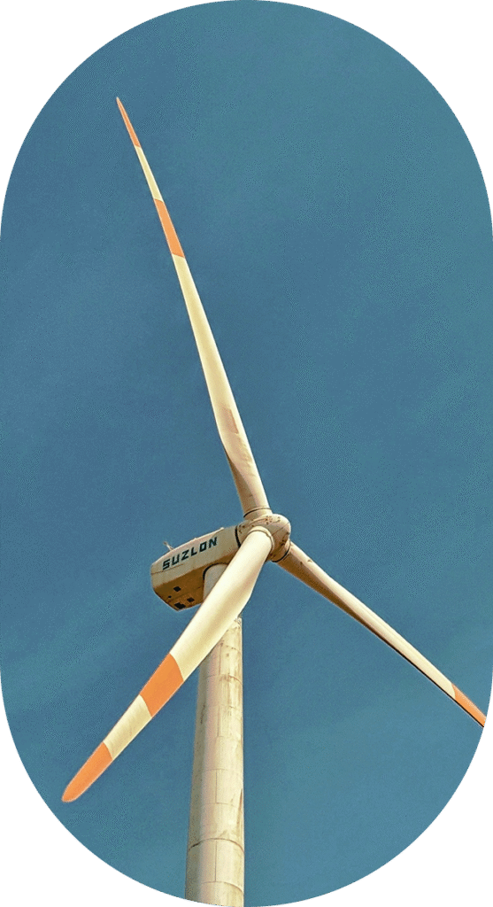 Zbliżenie wirnik wiatraka generującego energię wiatrową.