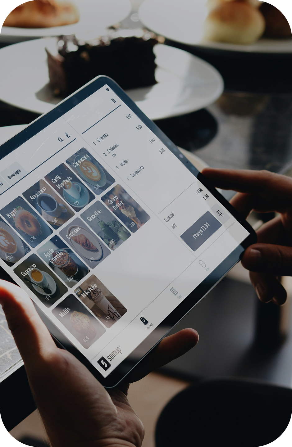 Tablet z otwartym menu restauracji.