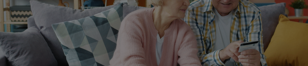 Osoby robiące zakupy online z laptopem i kartą płatniczą – tło strony o oprogramowaniu e-commerce