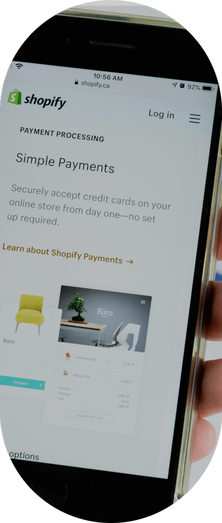 Ekran telefonu z panelem sklepu Shopify – przykład systemu e-commerce i aplikacji do zarządzania sprzedażą online