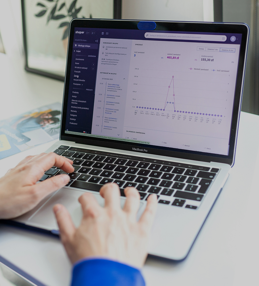 Laptop z otwartym panelem sklepu internetowego i danymi sprzedaży – wizualizacja oprogramowania e-commerce