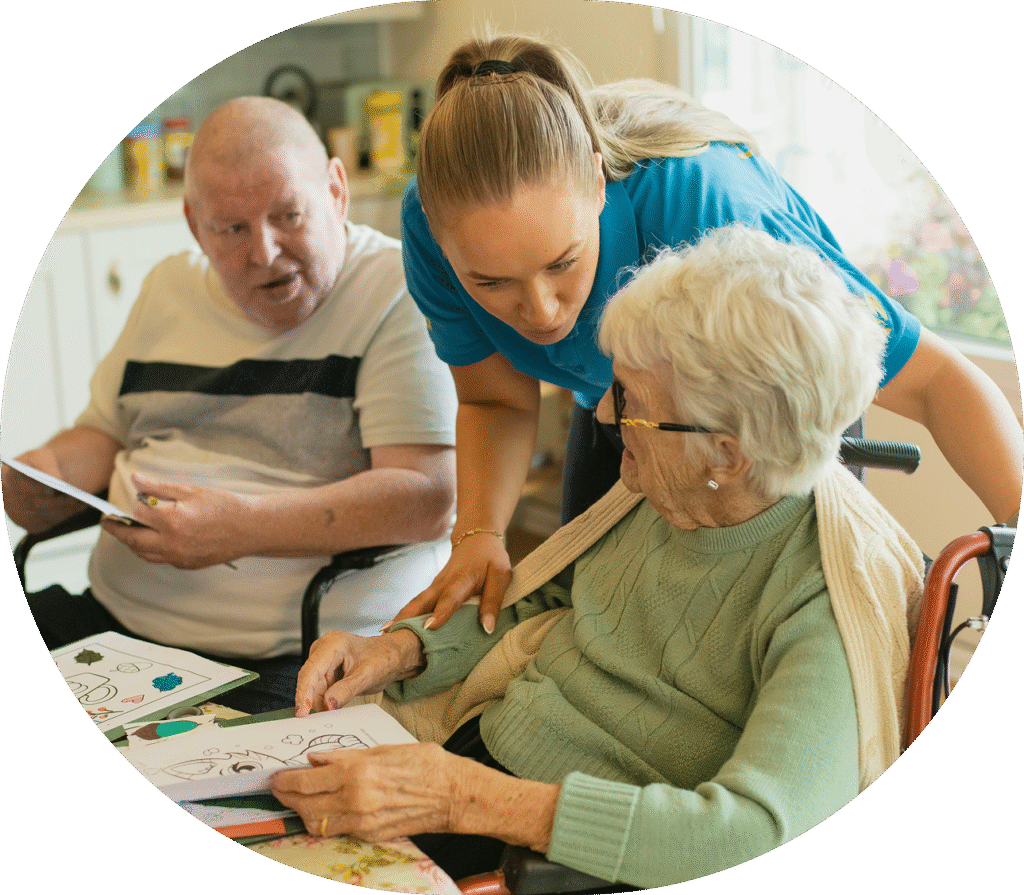 Opiekunka wspierająca seniorów podczas zajęć w ośrodku opiekuńczym.