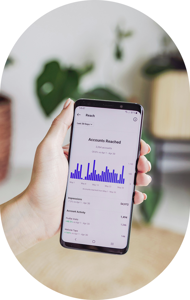 Smartfon na którym widać wykres analityczny.