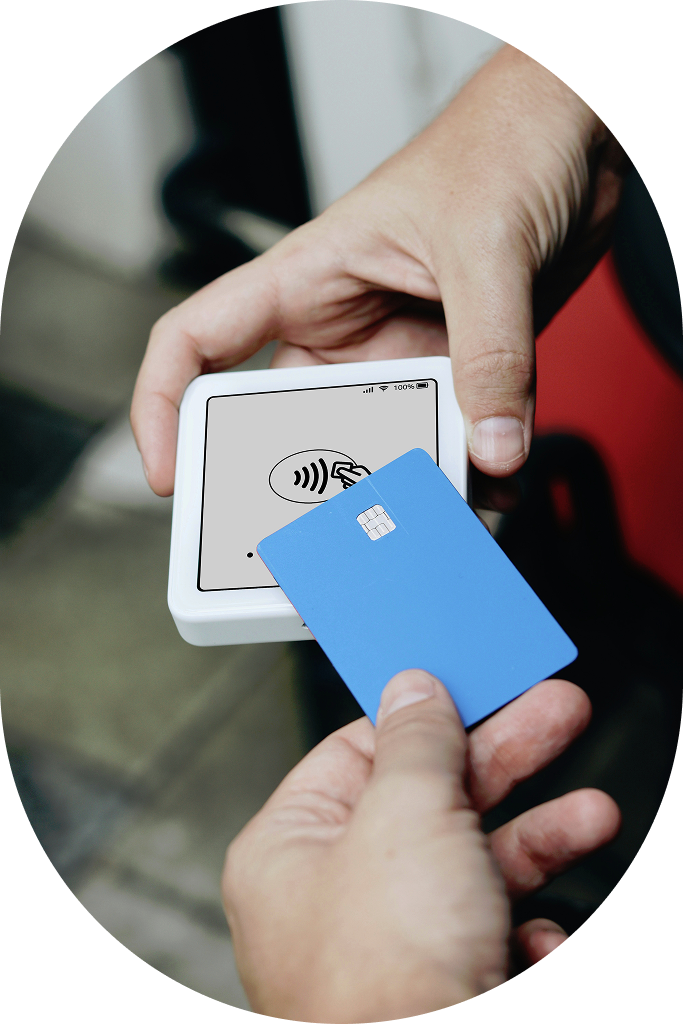 Zdjęcie przedstawiające transakcję kartą