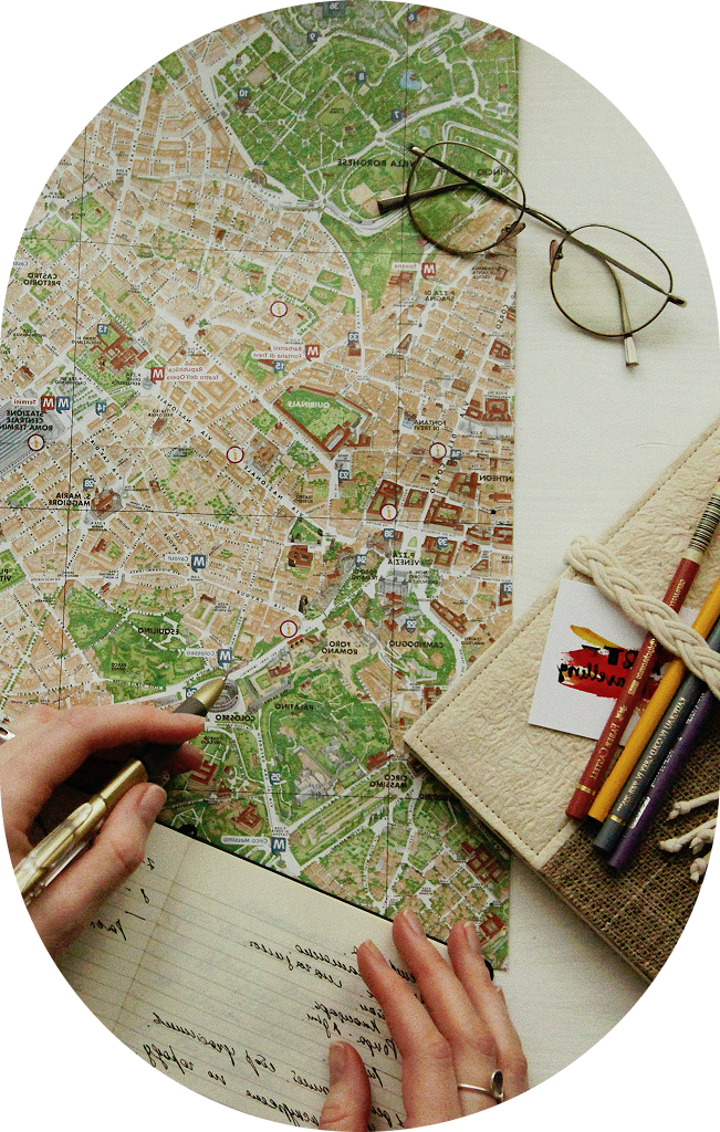 Mapa leżąca na stole obok okularów oraz ołówków