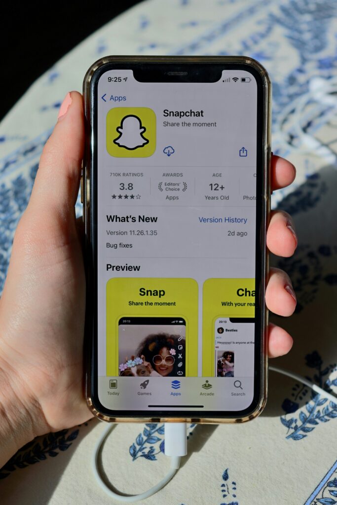 Smartfon z widokiem AppStore i aplikacją Snapchat.